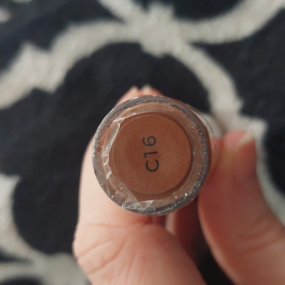 makeup revolution conceal and hydrate  c16 - Picture 2 of 2